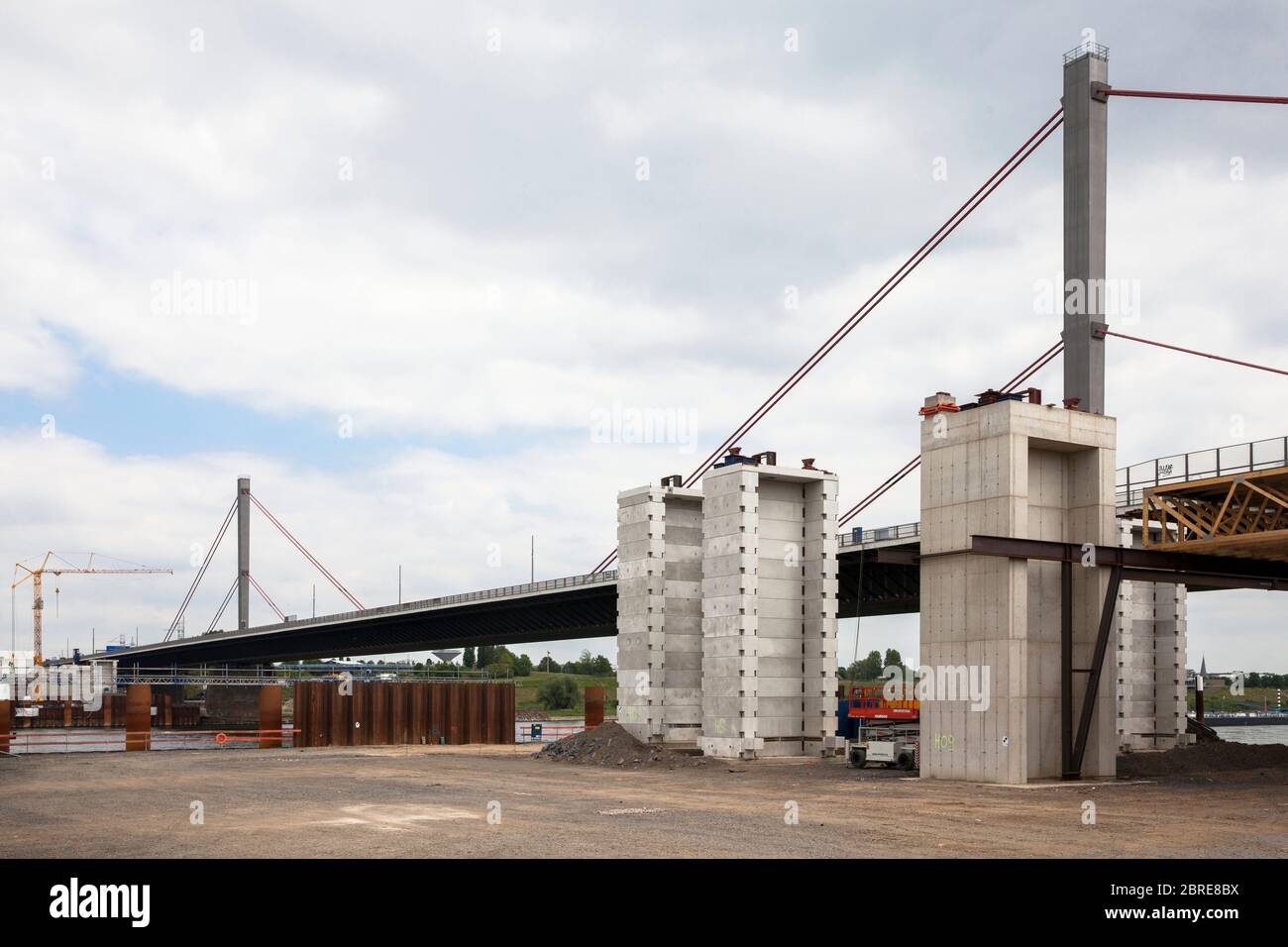 Chantier du nouveau pont du Rhin de l'autoroute A1 entre Cologne et Leverkusen, Cologne, Allemagne. Baustelle der neuen Rheinbruecke Banque D'Images