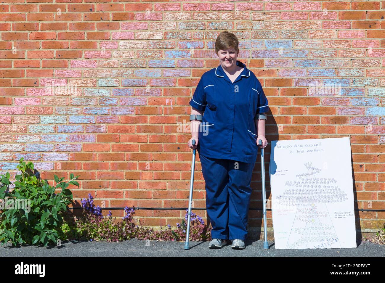 Poole, Dorset Royaume-Uni. 21 mai 2020. Vanessa Barents, infirmière-spécialiste du NHS pour les soins de fin de vie à l'hôpital de Poole, a été diagnostiquée avec le syndrome de cauda equina. Elle a eu une opération pour retirer le disque incriminé. Marcher sur des béquilles, elle a entrepris le défi d'escalader la hauteur équivalente du mont Everest sur ses escaliers à la maison une église convertie sur 3 niveaux, beaucoup de marches pour les 17475 nécessaires. Voir les informations supplémentaires pour l'article complet. Crédit : Carolyn Jenkins/Alay Live News Banque D'Images