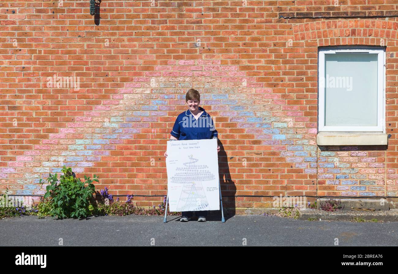 Poole, Dorset Royaume-Uni. 21 mai 2020. Vanessa Barents, infirmière-spécialiste du NHS pour les soins de fin de vie à l'hôpital de Poole, a été diagnostiquée avec le syndrome de cauda equina. Elle a eu une opération pour retirer le disque incriminé. Marcher sur des béquilles, elle a entrepris le défi d'escalader la hauteur équivalente du mont Everest sur ses escaliers à la maison une église convertie sur 3 niveaux, beaucoup de marches pour les 17475 nécessaires. Voir les informations supplémentaires pour l'article complet. Crédit : Carolyn Jenkins/Alay Live News Banque D'Images