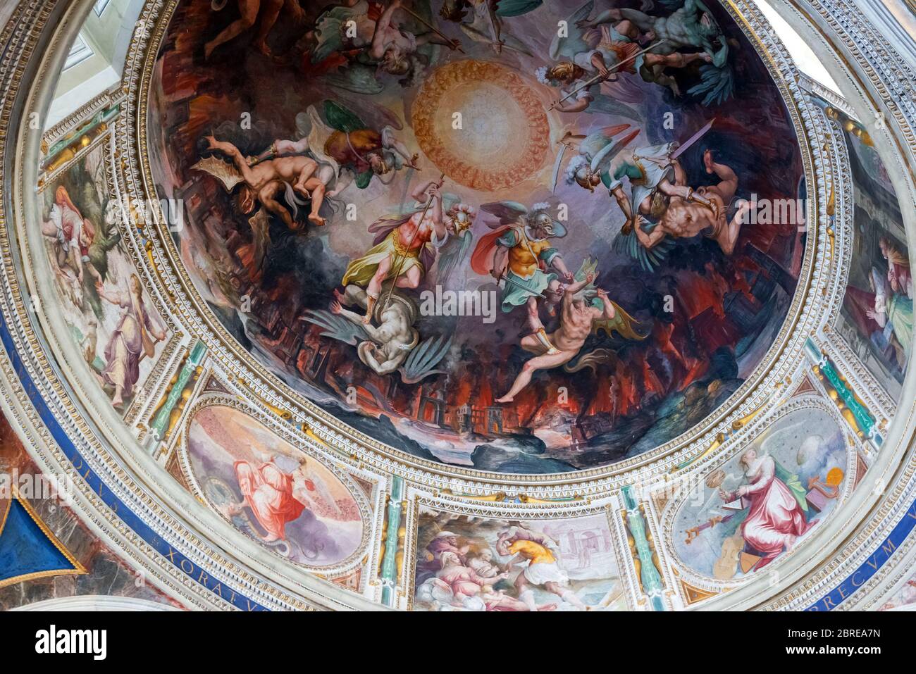 VATICAN - 14 MAI 2014 : le plafond dans l'une des galeries des musées du Vatican. Banque D'Images