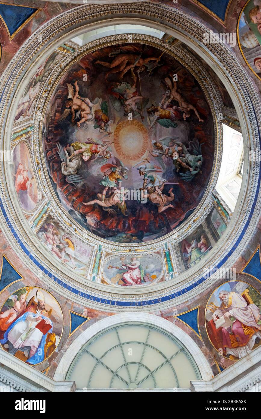 VATICAN - 14 MAI 2014 : le plafond dans l'une des galeries des musées du Vatican. Banque D'Images