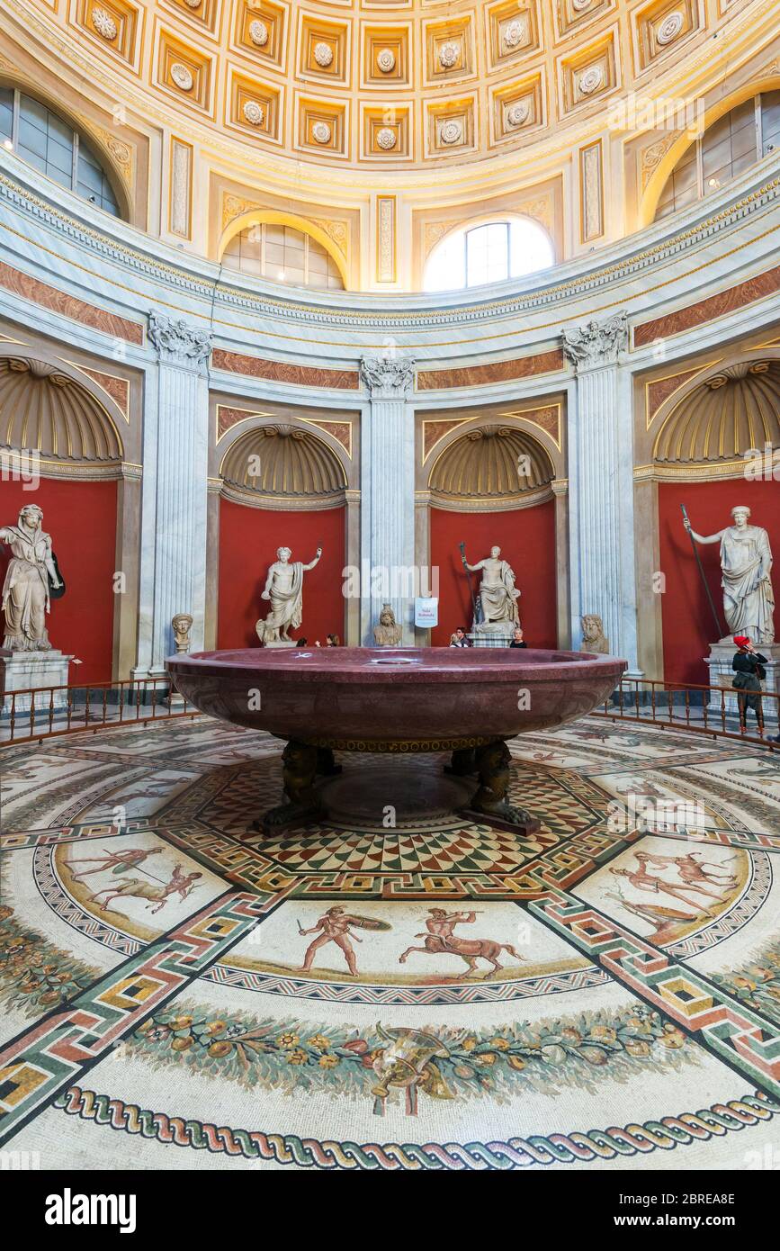 VATICAN - 14 MAI 2014 : une des salles du Musée du Vatican. Banque D'Images