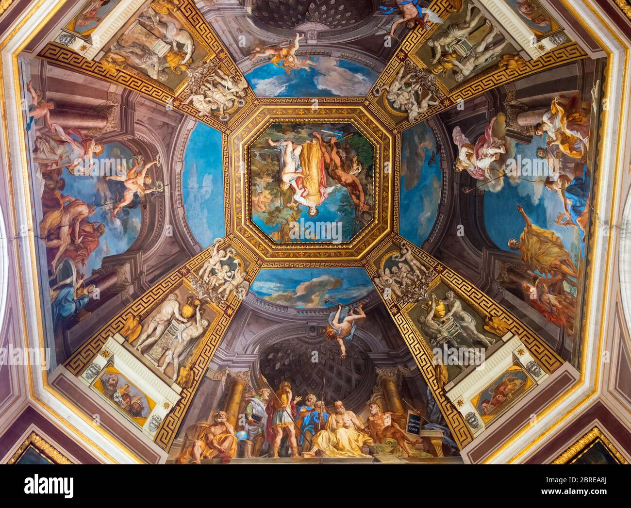 VATICAN - 14 MAI 2014 : le plafond dans l'une des galeries des musées du Vatican. Banque D'Images
