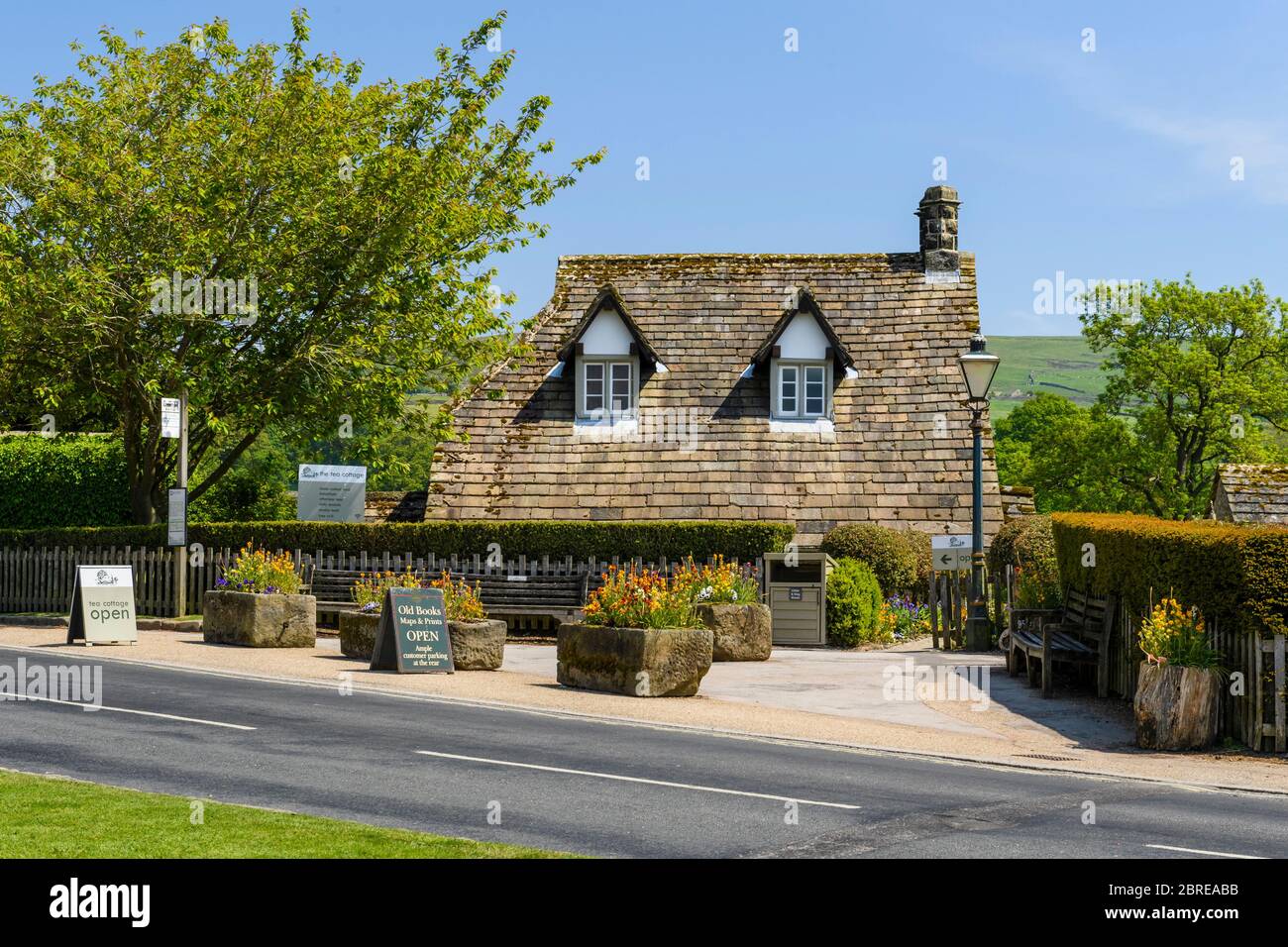 Extérieur de pittoresque et attrayant cottage historique thé café, dans le pittoresque village rural ensoleillé (arrêt de bus) - Bolton Abbey, Yorkshire Dales, Angleterre, Royaume-Uni. Banque D'Images
