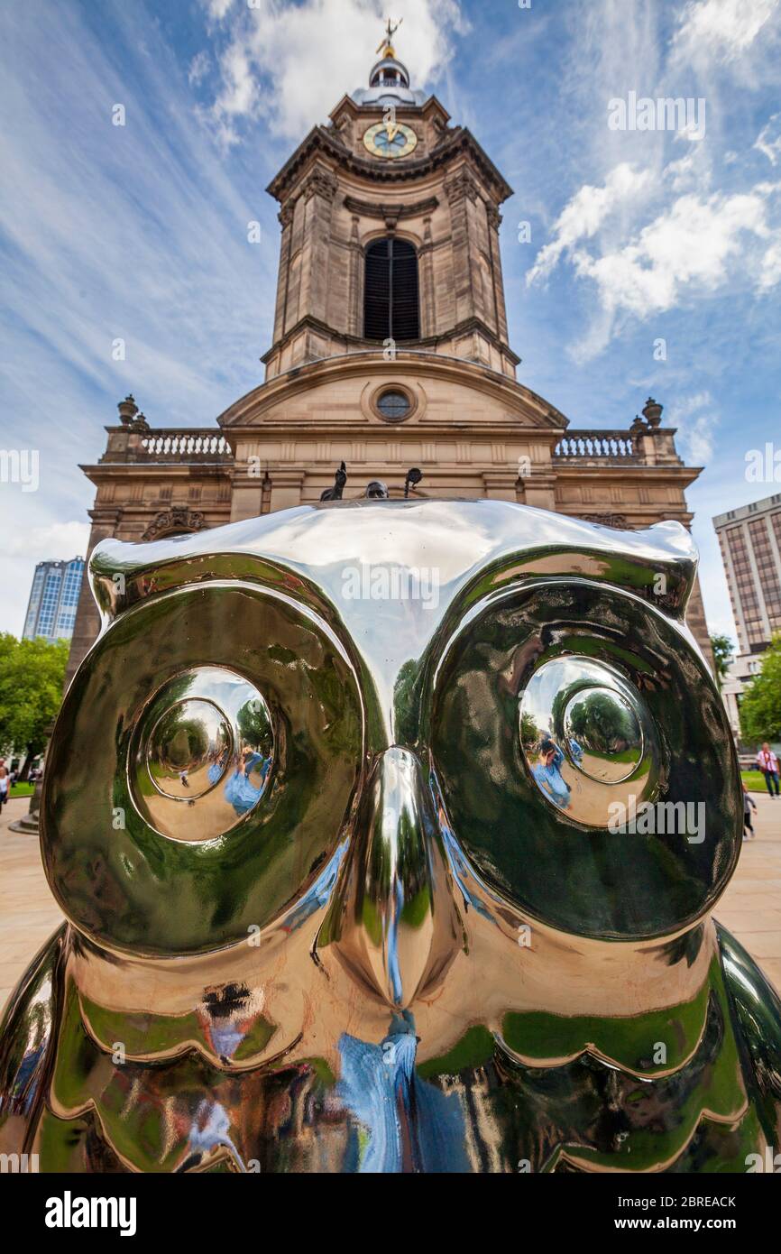 La sculpture de la chouette « Wise Owl » devant la cathédrale St Philip, qui fait partie du Big Hoot Birmingham 2015, en Angleterre Banque D'Images