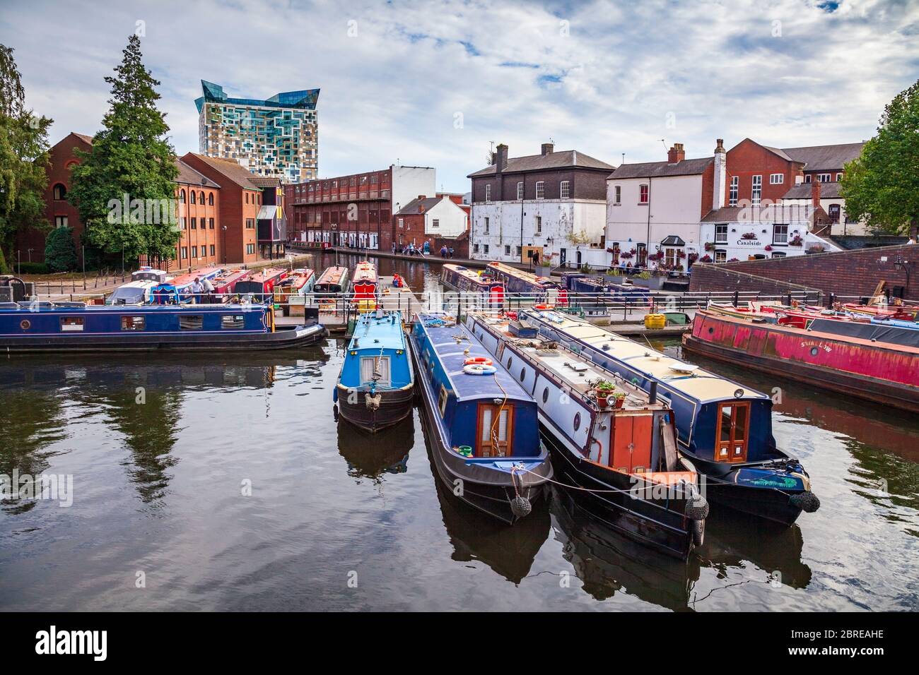 Barges amarrées sur les canaux dans le bassin de Gas Street en direction du Cube, Birmingham, Angleterre Banque D'Images