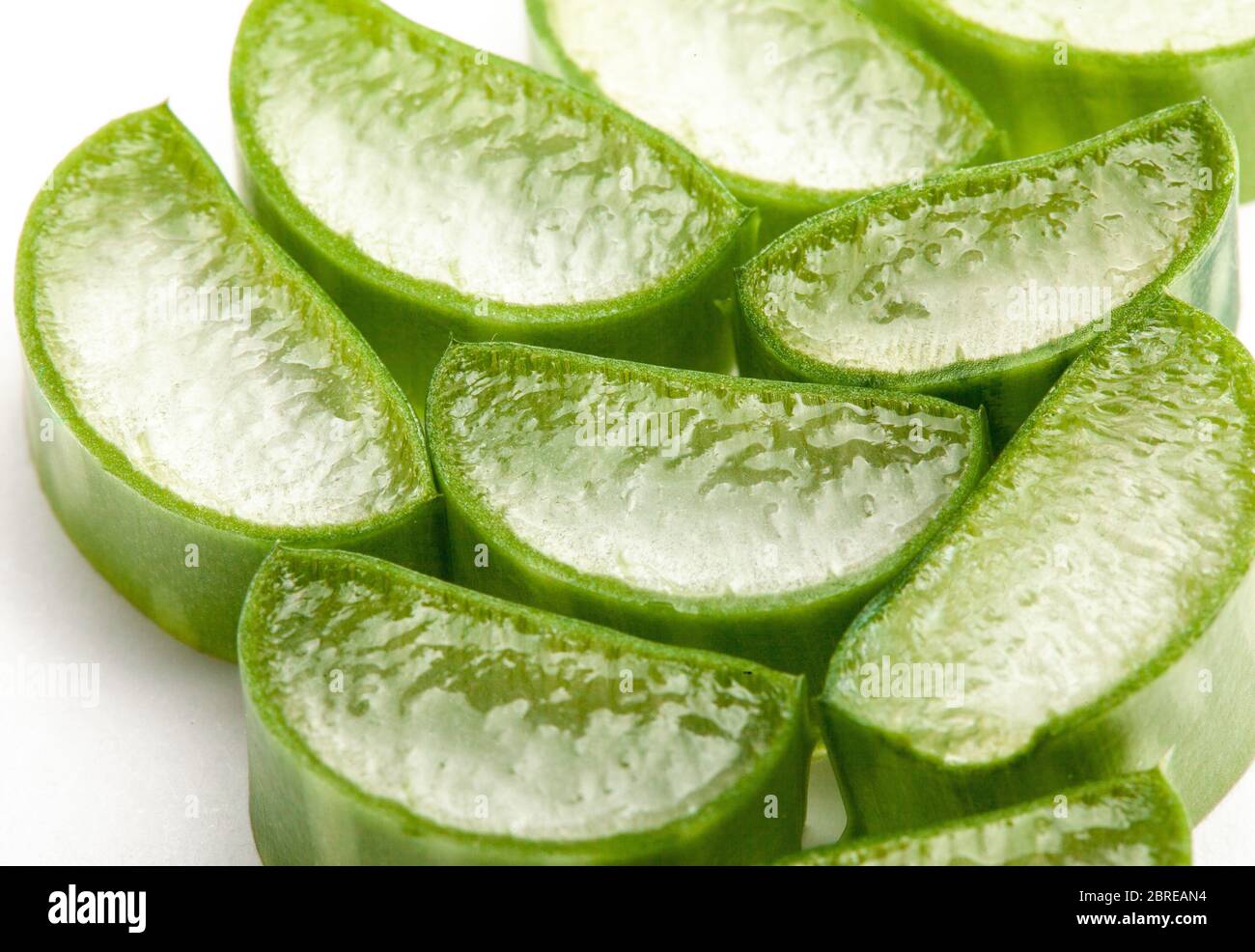 Morceaux de feuilles d'aloe vera isolés sur fond blanc. Banque D'Images