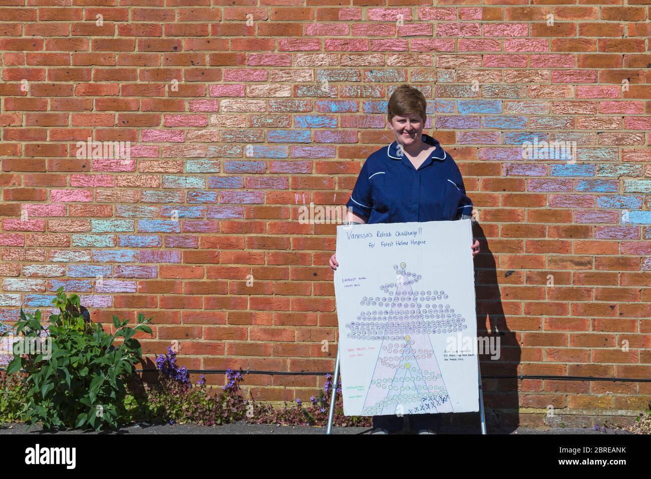 Poole, Dorset Royaume-Uni. 21 mai 2020. Vanessa Barents, infirmière-spécialiste du NHS pour les soins de fin de vie à l'hôpital de Poole, a été diagnostiquée avec le syndrome de cauda equina. Elle a eu une opération pour retirer le disque incriminé. Marcher sur des béquilles, elle a entrepris le défi d'escalader la hauteur équivalente du mont Everest sur ses escaliers à la maison une église convertie sur 3 niveaux, beaucoup de marches pour les 17475 nécessaires. Voir les informations supplémentaires pour l'article complet. Crédit : Carolyn Jenkins/Alay Live News Banque D'Images