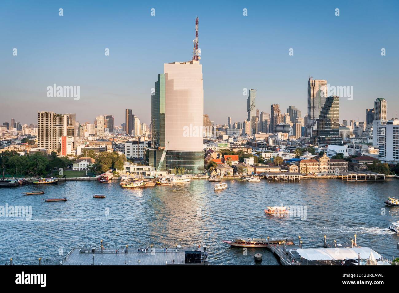 Photographier depuis le centre commercial moderne IconSiam, qui regarde de l'autre côté de la rivière Chao Phraya, à Bangkok, en Thaïlande. Banque D'Images