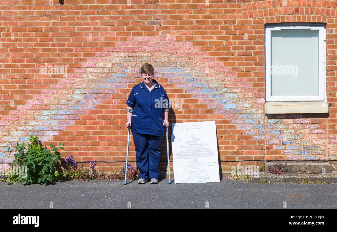Poole, Dorset Royaume-Uni. 21 mai 2020. Vanessa Barents, infirmière-spécialiste du NHS pour les soins de fin de vie à l'hôpital de Poole, a été diagnostiquée avec le syndrome de cauda equina. Elle a eu une opération pour retirer le disque incriminé. Marcher sur des béquilles, elle a entrepris le défi d'escalader la hauteur équivalente du mont Everest sur ses escaliers à la maison une église convertie sur 3 niveaux, beaucoup de marches pour les 17475 nécessaires. Voir les informations supplémentaires pour l'article complet. Crédit : Carolyn Jenkins/Alay Live News Banque D'Images