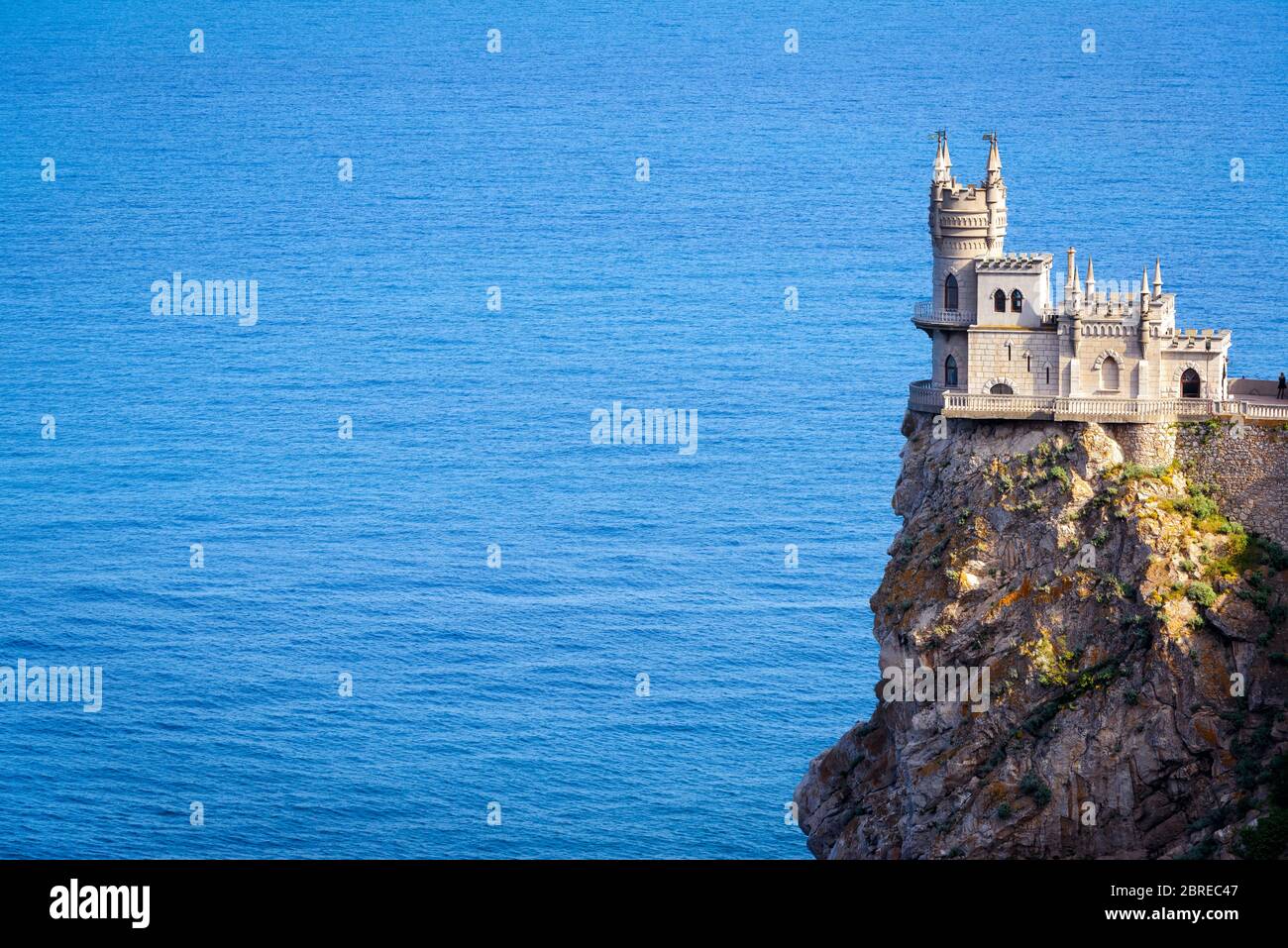 Château de Swallow's Nest sur le rocher de la mer, Crimée, Russie. C'est un monument de la Crimée. Vue panoramique imprenable sur Swallow's Nest au bord du précipice. Postc Banque D'Images