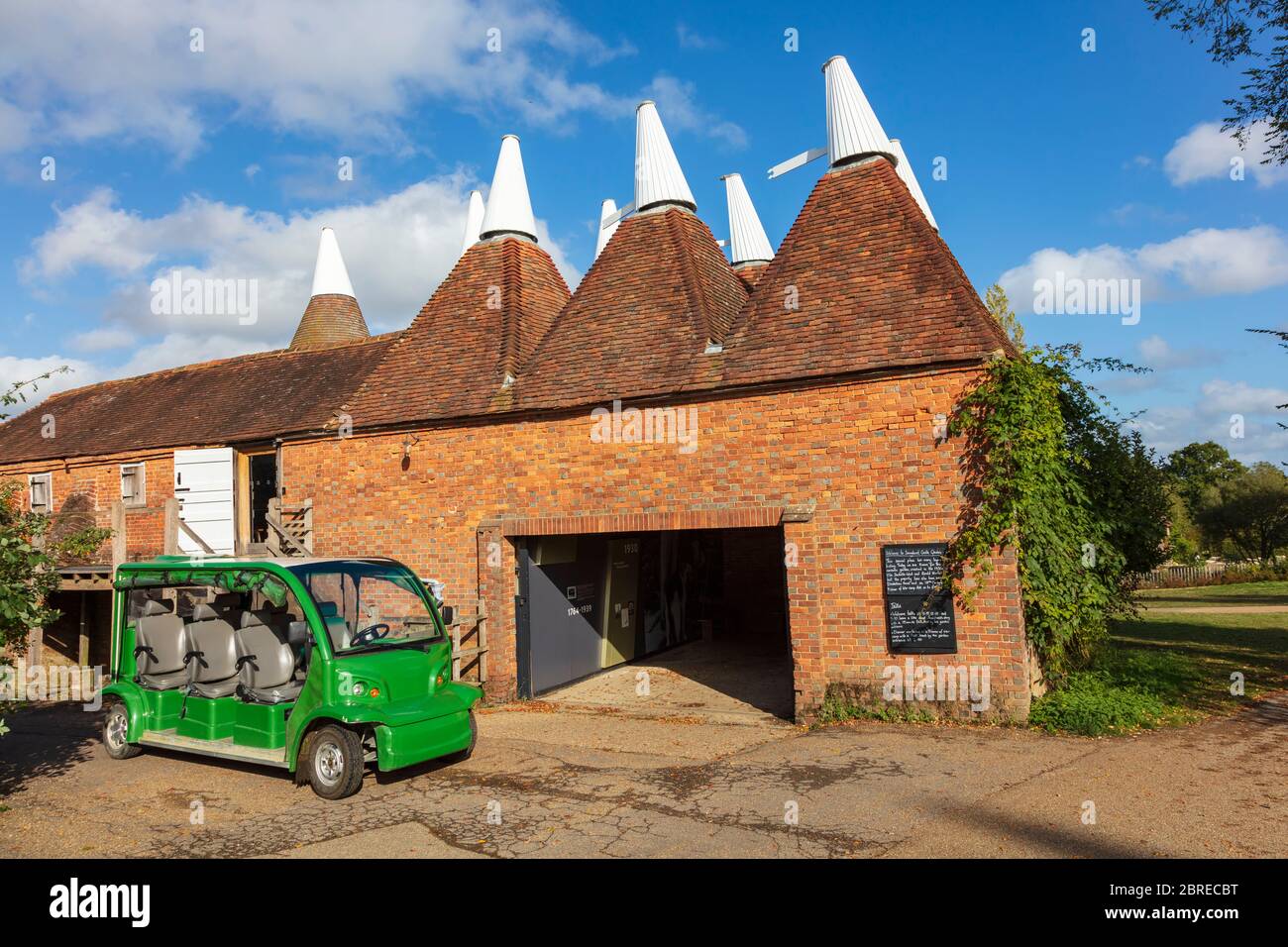 Vues sur les jardins du château de Sissinghurst et ses visiteurs, Kent, Royaume-Uni. Prises des sentiers publics, Banque D'Images