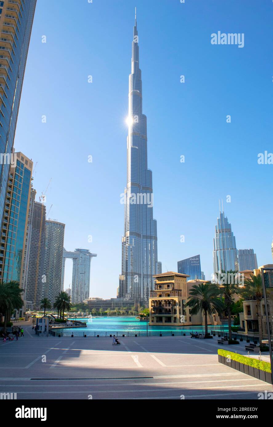 Dubaï / Émirats Arabes Unis - 12 mai 2020 : vue sur Souk al Bahar, fontaine de Dubaï avec Burj Khalifa et parc. Belle vue sur le quartier du centre-ville de Dubaï avec restaurant Banque D'Images