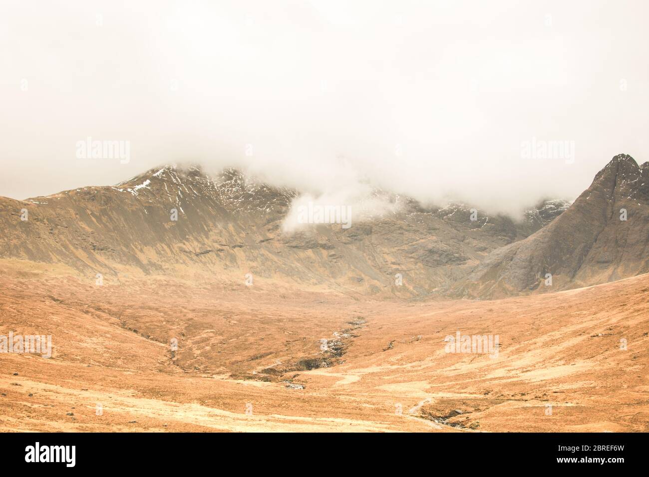 Une montagne de l'île de Skye en Écosse couverte de nuages dans une atmosphère d'automne Banque D'Images