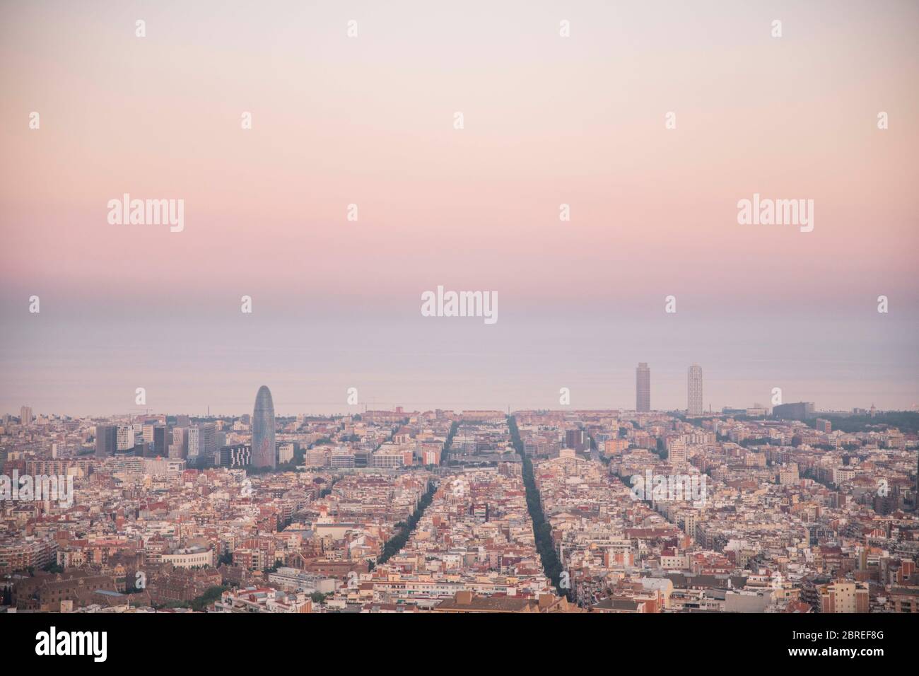 Vue sur la ville de Barcelone depuis le célèbre point de vue des Bunkers, transformé en un circuit clos pour éviter la foule. Espagne, le 20 mai 2020. La ville continue de rester au stade zéro de la décompression progressive des restrictions de confinement. Les mesures de sécurité sont mises à jour jour jour jour jour jour après jour. L'Espagne est confrontée au 67ème jour de l'état d'urgence dû à la pandémie du coronavirus. (Photo de Carmen Molina/Sipa USA) Banque D'Images