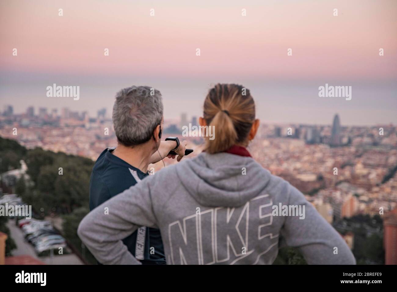 Barcelone, Espagne. 20 mai 2020. Couple appréciant la vue du célèbre point de vue des Bunkers, transformé en un circuit clôturé pour éviter la foule. Barcelone, Espagne le 20 mai 2020. La ville continue de rester au stade zéro de la décompression progressive des restrictions de confinement. Les mesures de sécurité sont mises à jour jour jour jour jour jour après jour. L'Espagne est confrontée au 67ème jour de l'état d'urgence dû à la pandémie du coronavirus. (Photo de Carmen Molina/Sipa USA) crédit: SIPA USA/Alay Live News Banque D'Images