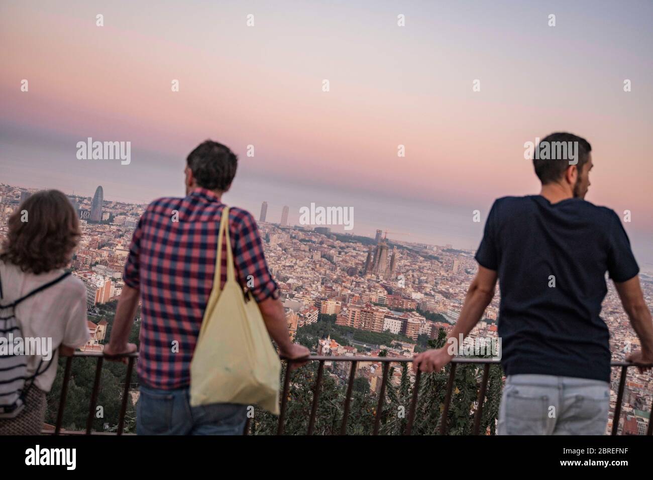 Barcelone, Espagne. 20 mai 2020. Les gens qui observent la ville depuis le célèbre point de vue des Bunkers, se sont transformés en un circuit clos pour éviter les foules. Barcelone, Espagne le 20 mai 2020. La ville continue de rester au stade zéro de la décompression progressive des restrictions de confinement. Les mesures de sécurité sont mises à jour jour jour jour jour jour après jour. L'Espagne est confrontée au 67ème jour de l'état d'urgence dû à la pandémie du coronavirus. (Photo de Carmen Molina/Sipa USA) crédit: SIPA USA/Alay Live News Banque D'Images