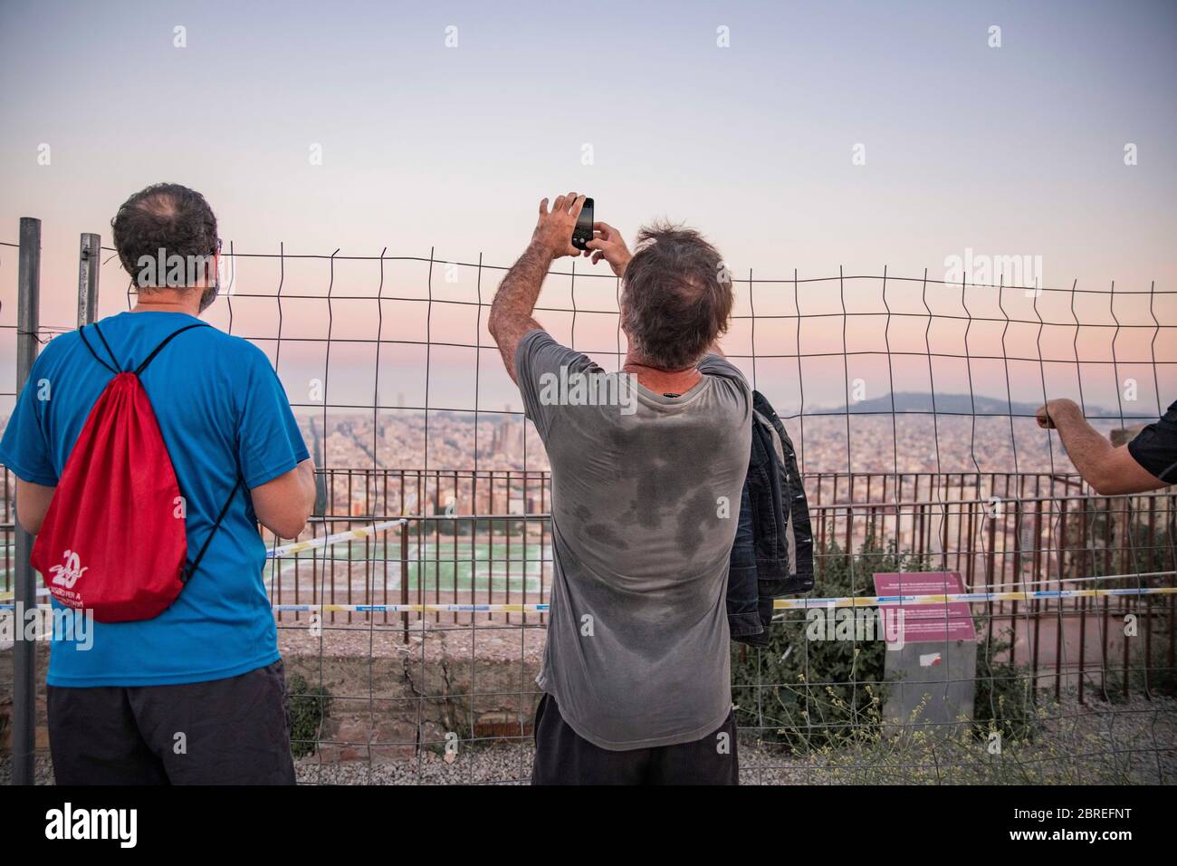 Barcelone, Espagne. 20 mai 2020. Les gens observant et prenant des photos de la ville depuis le célèbre point de vue des Bunkers, transformé en un circuit clos pour éviter les foules. Barcelone, Espagne le 20 mai 2020. La ville continue de rester au stade zéro de la décompression progressive des restrictions de confinement. Les mesures de sécurité sont mises à jour jour jour jour jour jour après jour. L'Espagne est confrontée au 67ème jour de l'état d'urgence dû à la pandémie du coronavirus. (Photo de Carmen Molina/Sipa USA) crédit: SIPA USA/Alay Live News Banque D'Images