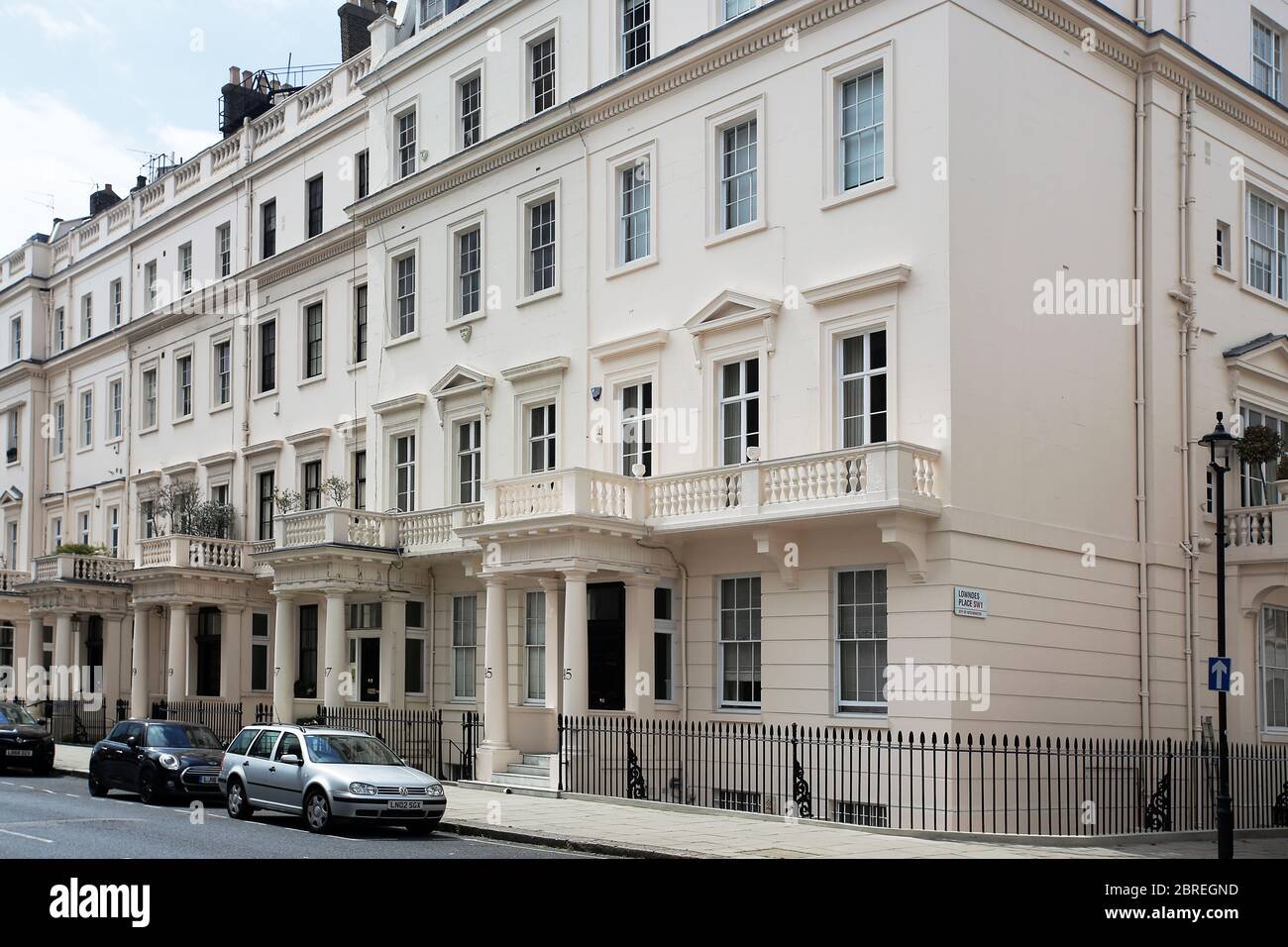 Entrées de maisons de ville élégantes dans le quartier riche de Belgravia à Londres. Londres, Royaume-Uni Banque D'Images