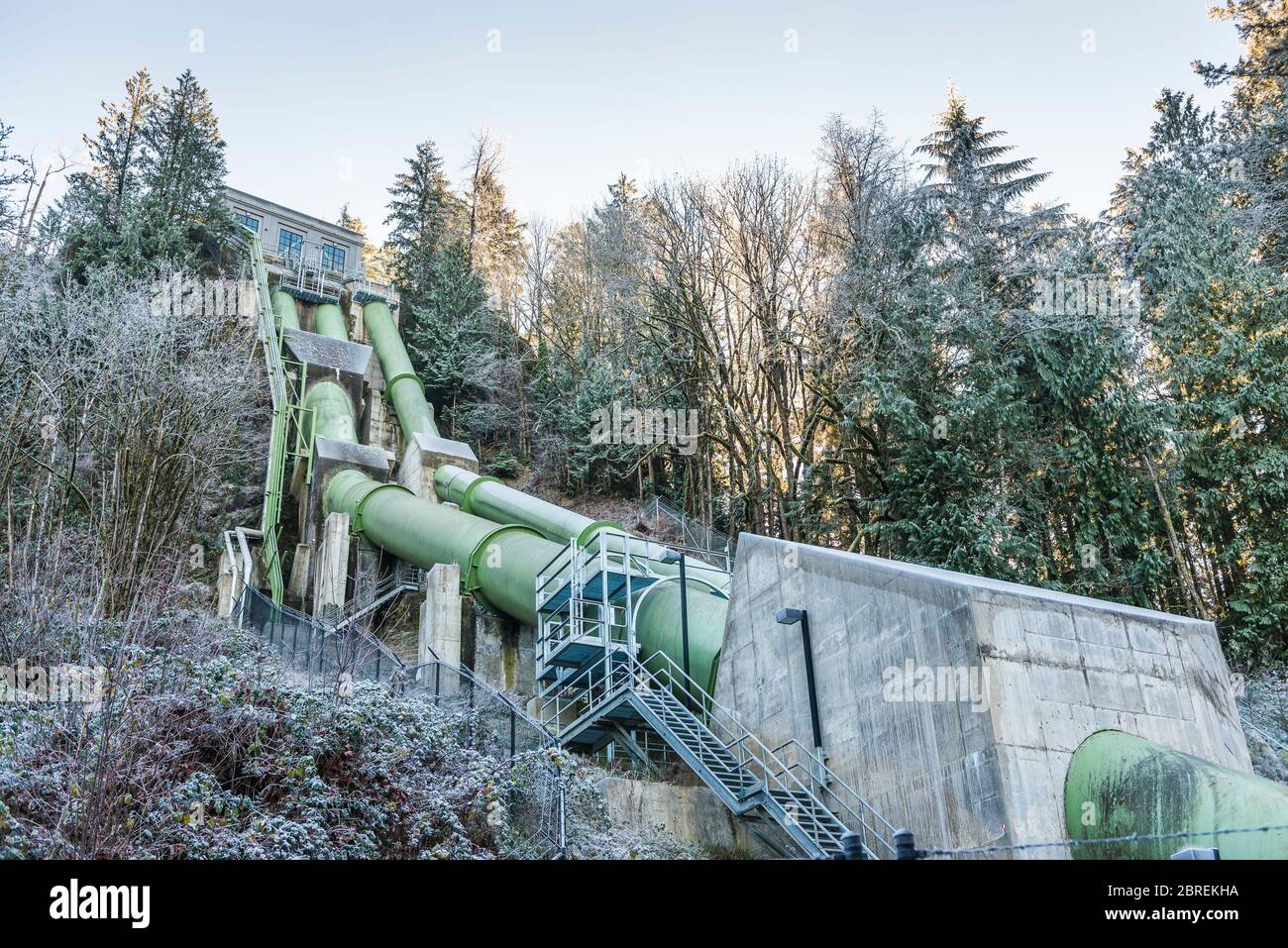 double papier de plume vert pour le transfert beaucoup d'eau pour générer de l'énergie électrique. Banque D'Images