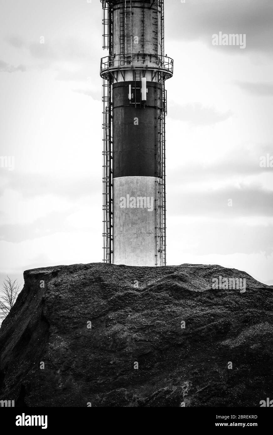 Cheminée de la centrale de chauffage élevée avec charbon bing en avant, image en noir et blanc Banque D'Images