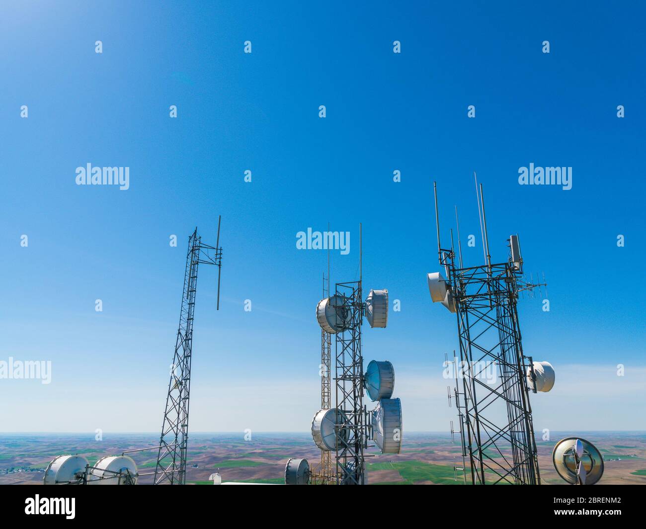 Antennes de télévision de mât de télécommunication le jour ensoleillé, Steptep Butte, Washington, Etats-Unis. Banque D'Images