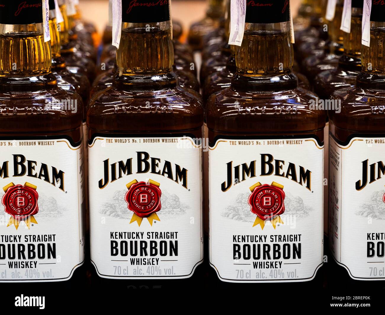 Kiev, Ukraine. 18 mai 2020. Jim Beam, Kentucky Straight Bourbon Whiskey vu dans un supermarché. Crédit: Igor Golovniov/SOPA Images/ZUMA Wire/Alamy Live News Banque D'Images