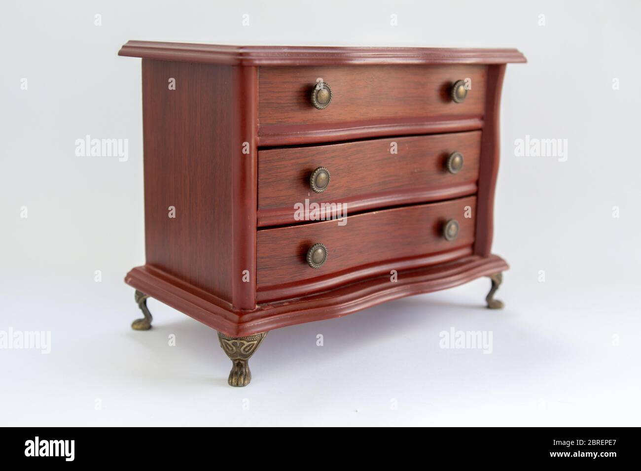 commode en bois sur fond blanc Banque D'Images