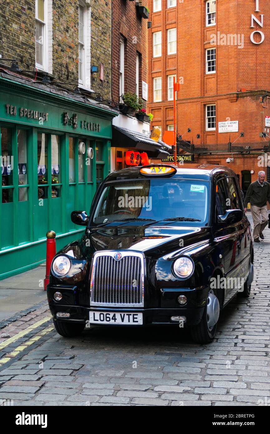 Un taxi TX4 London à Chinatown, Londres. Banque D'Images
