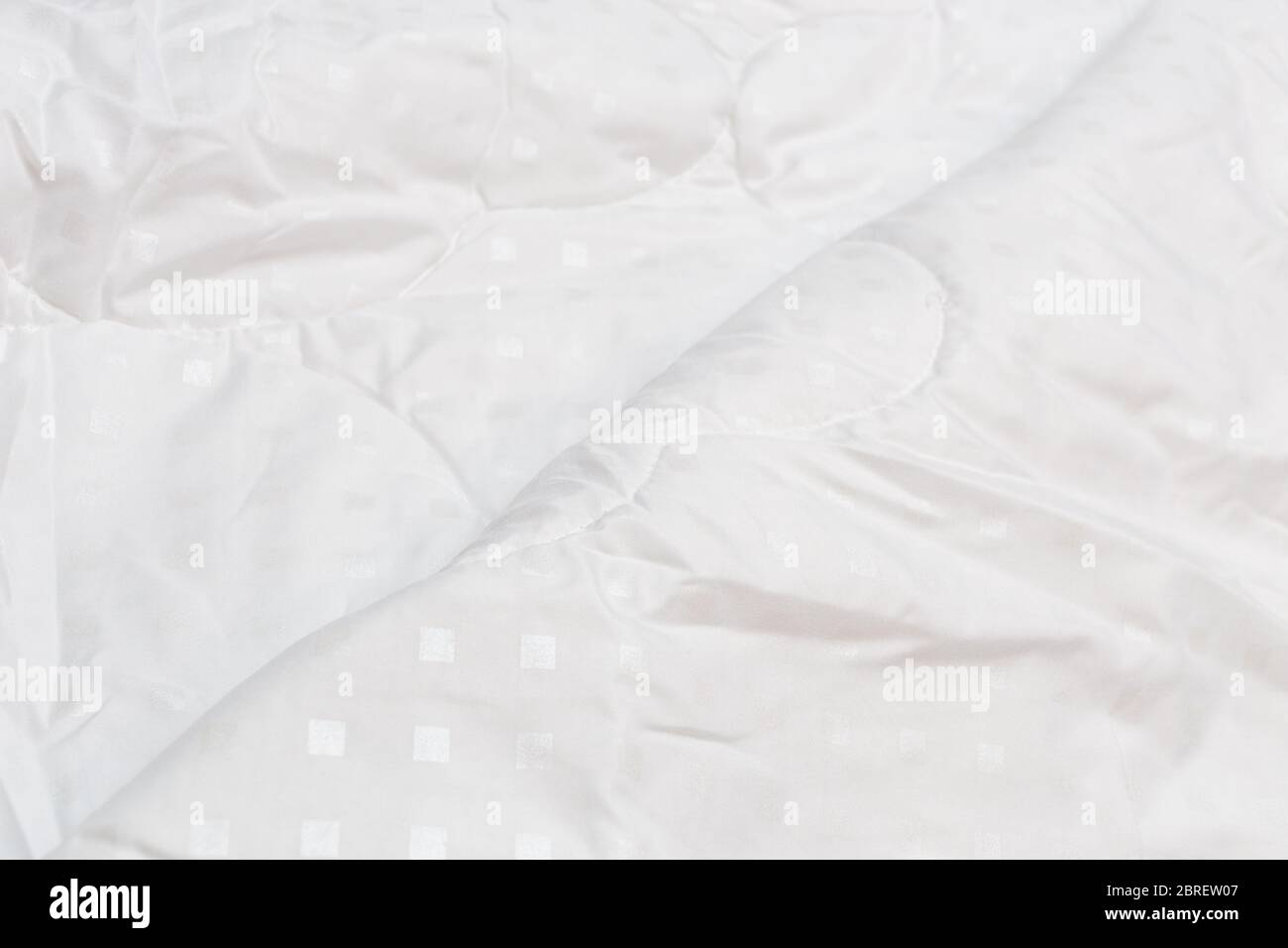 Couverture en tissu blanc avec mise au point sélective et arrière-plan flou Banque D'Images