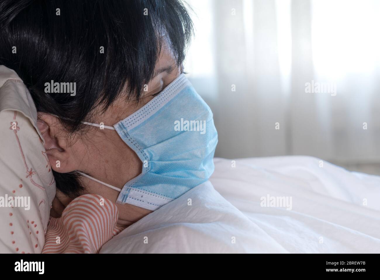 Coronavirus vieille femme dormant avec masque facial, Espagne, Europe. Banque D'Images