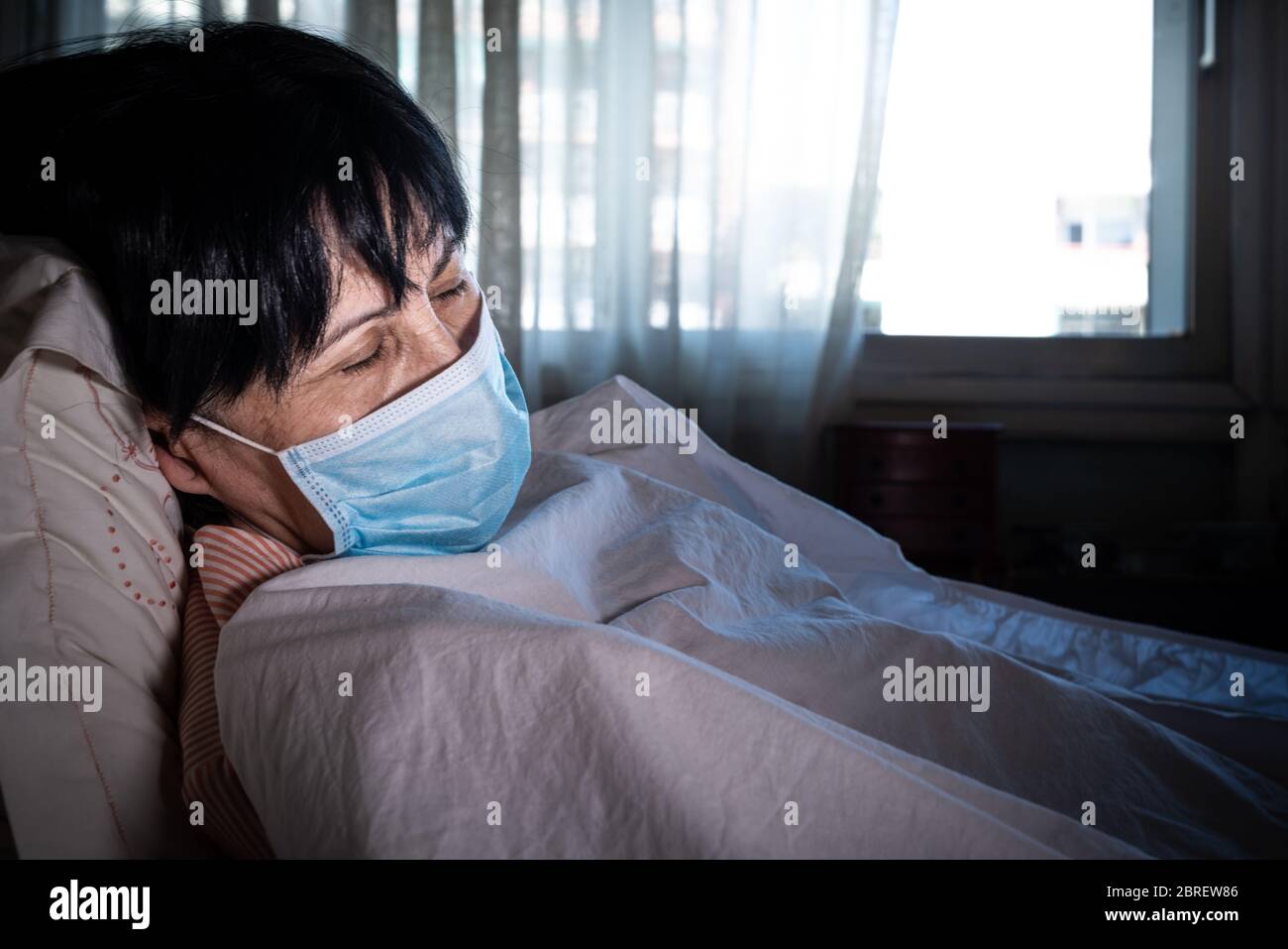 Vieille femme mourant avec un masque facial, Espagne, Europe Banque D'Images