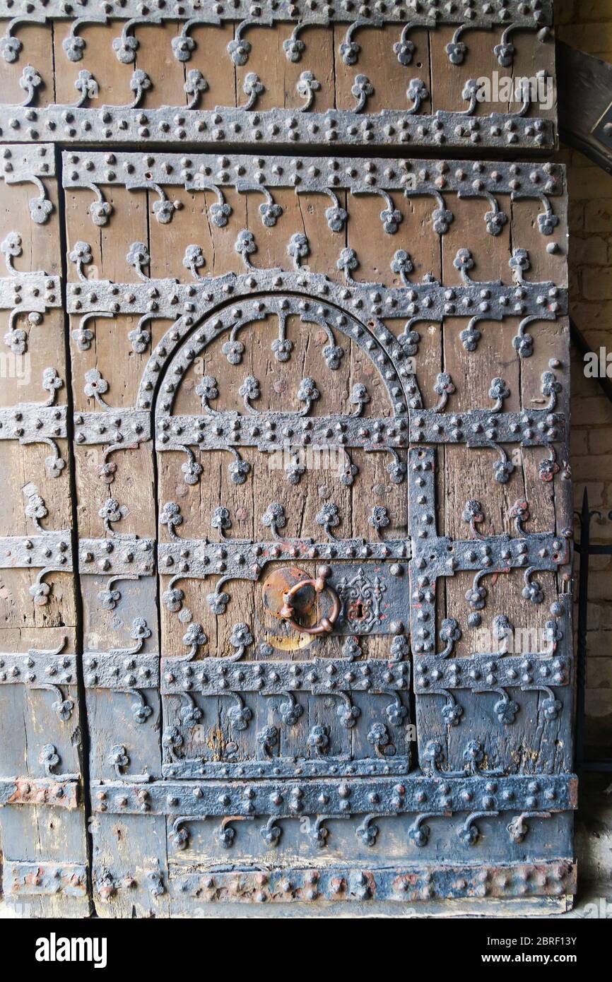 Une ancienne porte médiévale en bois à Bruxelles. Banque D'Images