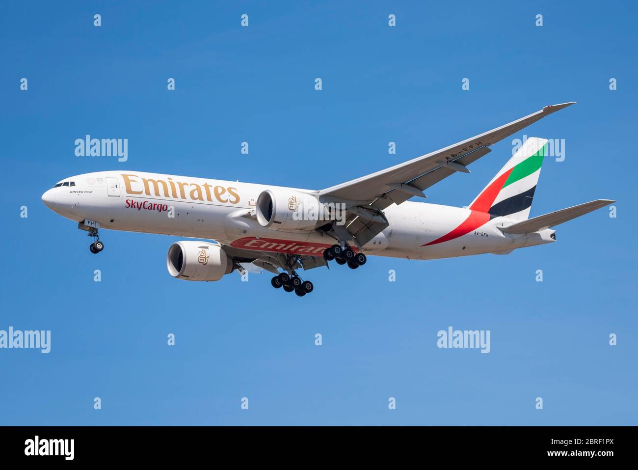 Emirates Sky Cargo Boeing 777 avion-avion-avion-cargo débarquant à  l'aéroport de Londres Heathrow au-dessus de Cranford, Londres, Royaume-Uni,  pendant le confinement de la COVID-19 Photo Stock - Alamy