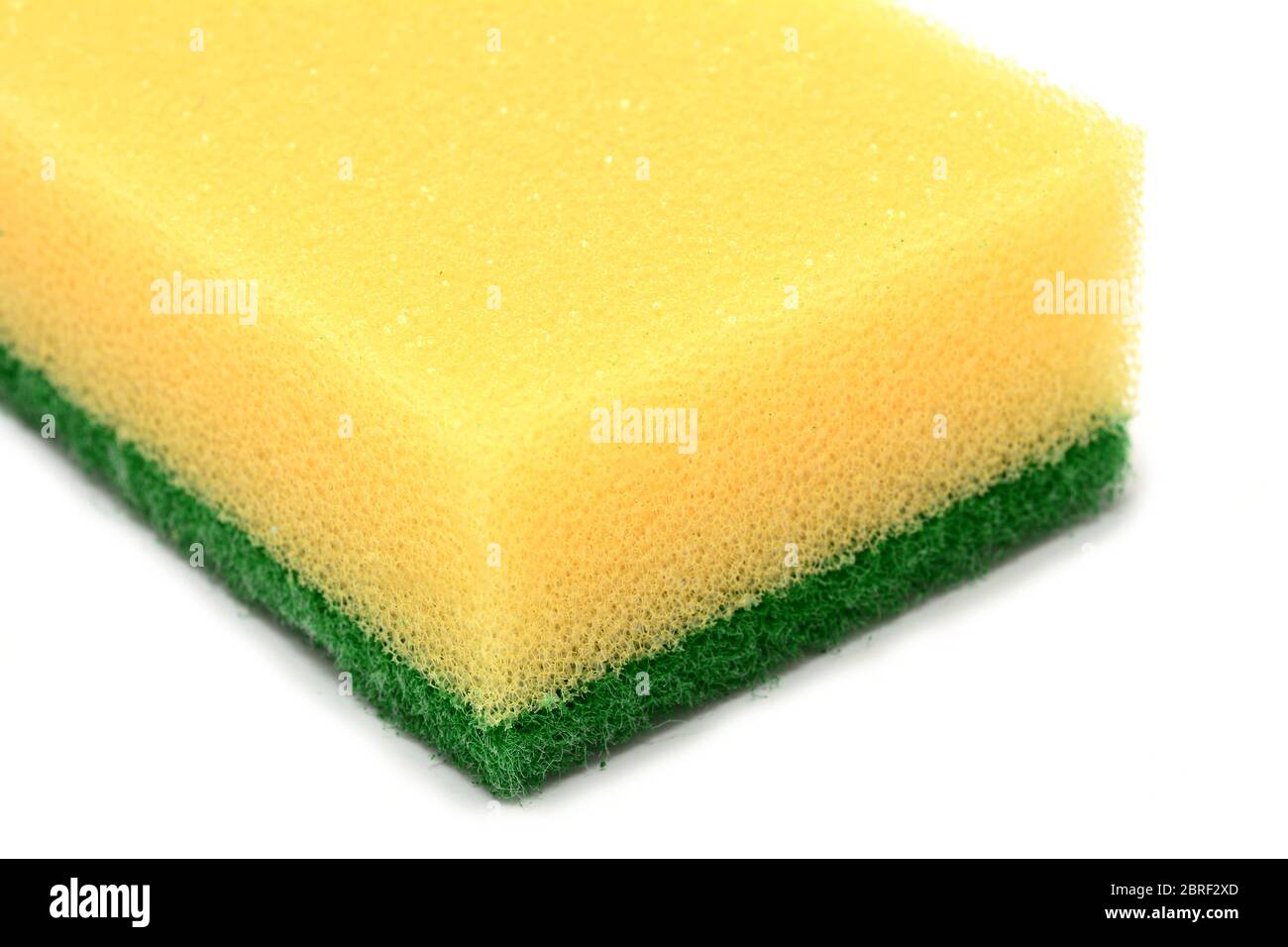 Éponge de cuisine jaune avec éponge à récurer verte abrasive sur fond blanc. Banque D'Images