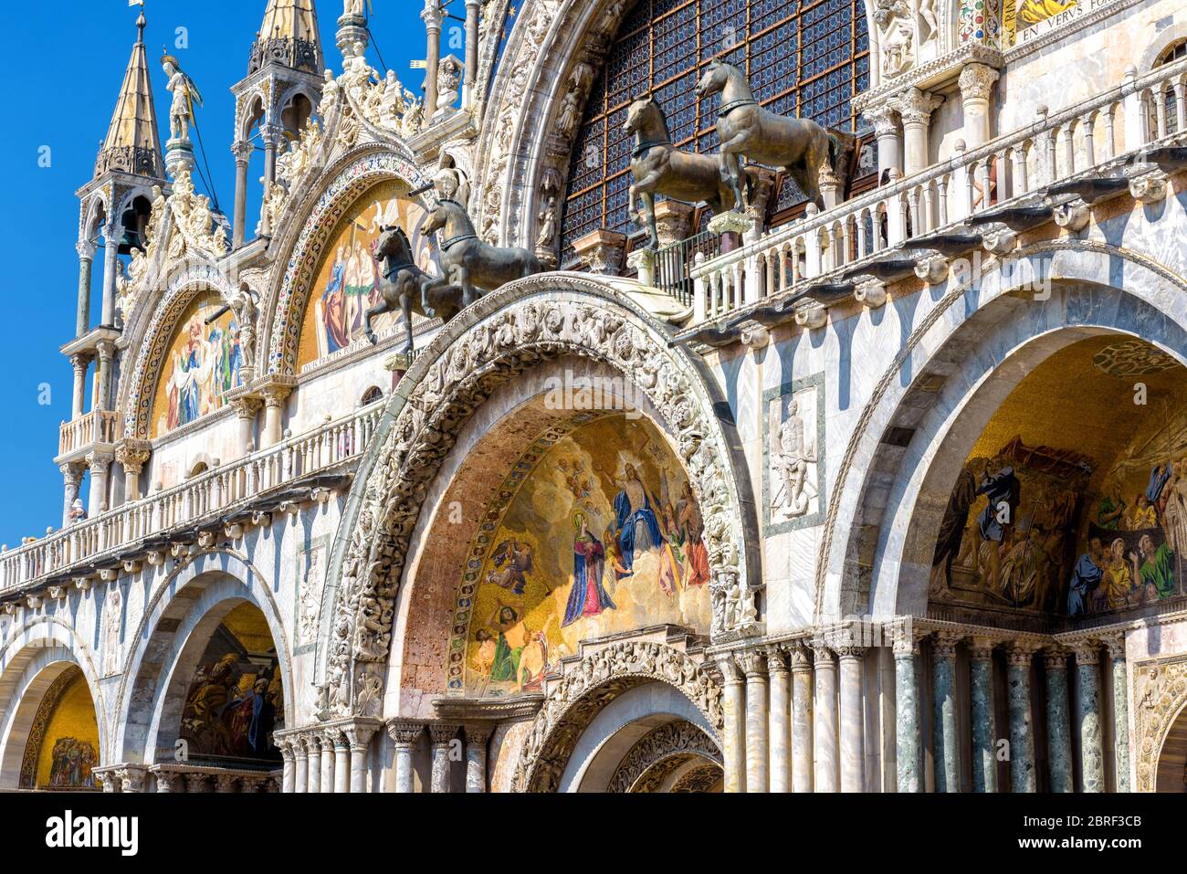 Basilique Saint-Marc (San Marco), Venise, Italie. C'est une attraction touristique principale de Venise. Façade Renaissance de la basilique Saint-Marc en gros plan. Ex. Banque D'Images