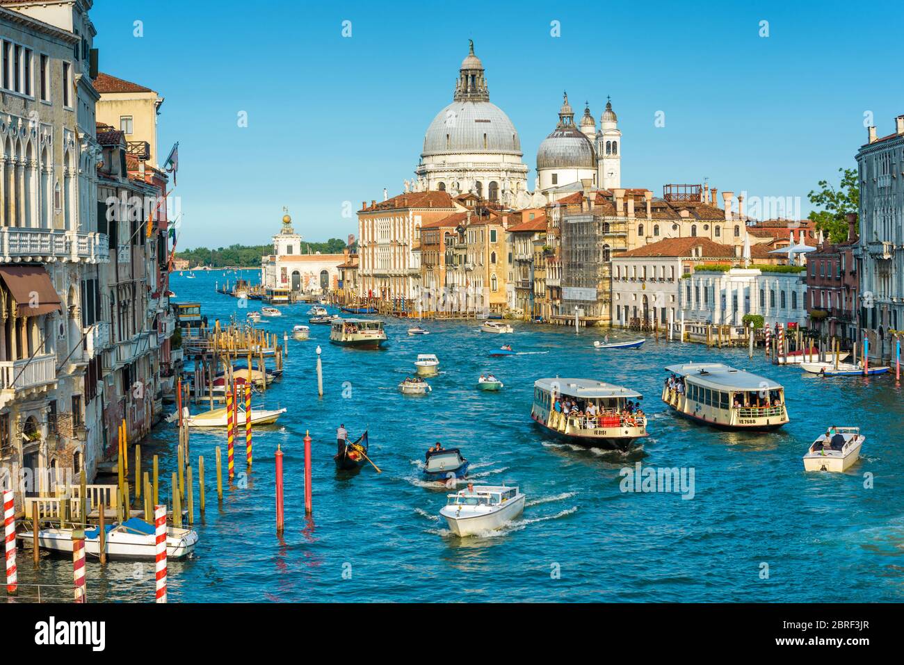 Venise, Italie - 18 mai 2017 : trafic de transport sur le Grand Canal à Venise, Italie. Santa Maria della Salute église au loin. Le Grand Canal est o Banque D'Images