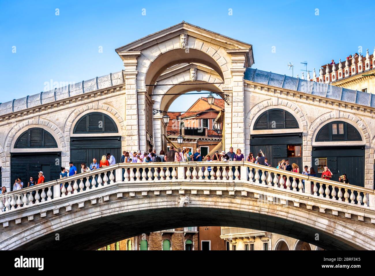 Venise, Italie - 18 mai 2017 : Pont du Rialto avec beaucoup de gens en gros plan. Le vieux pont Ponte di Rialto est l'une des attractions touristiques de Venise. FAM Banque D'Images