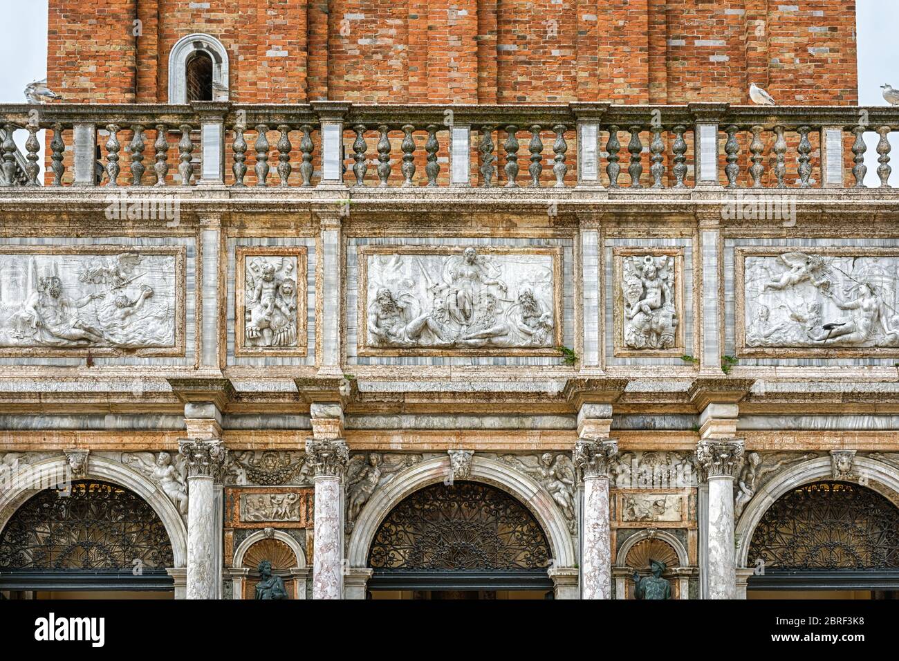 Décoration vintage du Campanile de St Marc, Venise, Italie. Sculpture Renaissance à l'extérieur du vieux bâtiment. Architecture historique sur San Marco Squ Banque D'Images