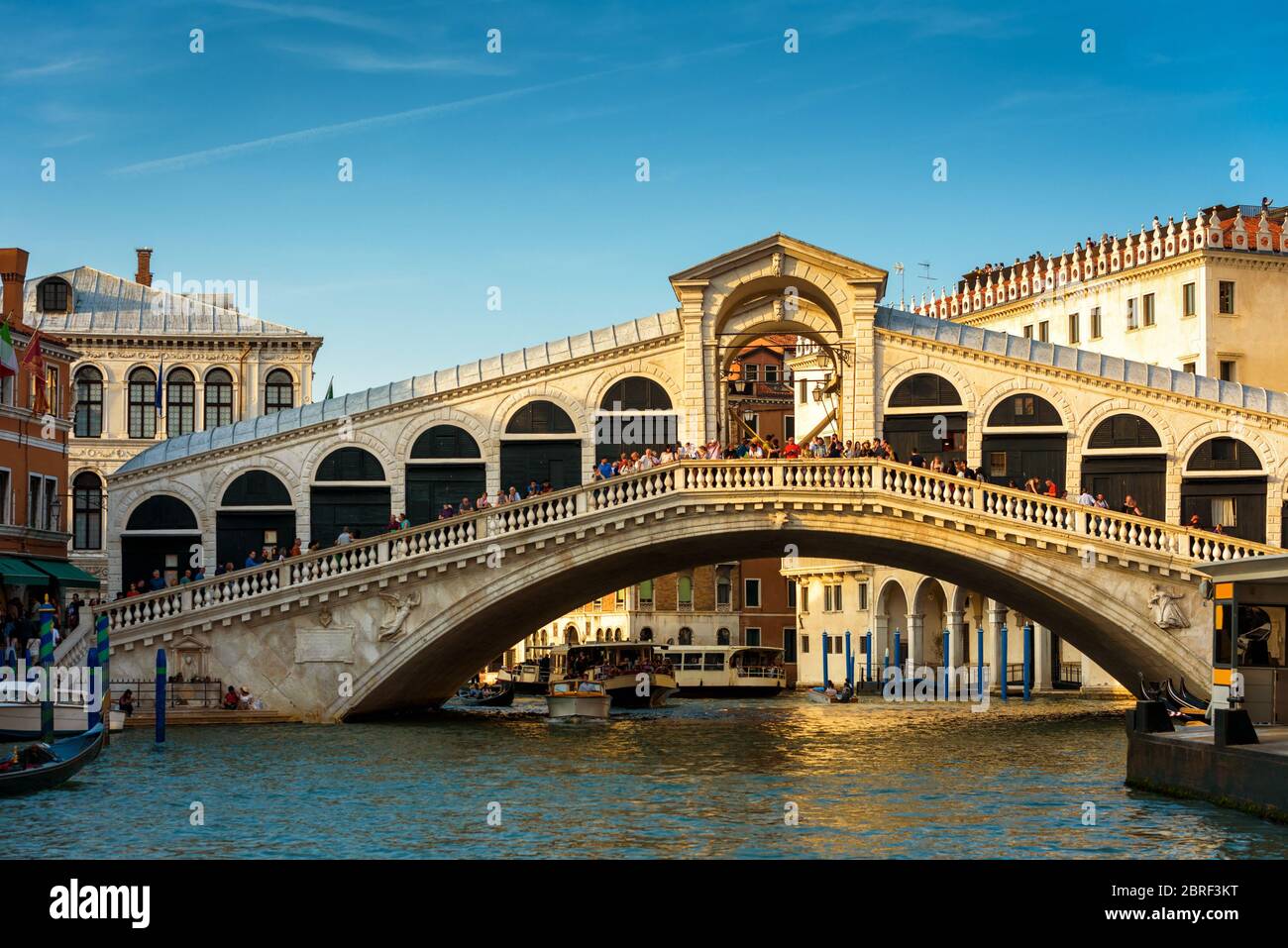 Pont du Rialto sur le Grand Canal à Venise, Italie. Le pont du Rialto (Ponte di Rialto) est l'une des principales attractions touristiques de Venise. Banque D'Images