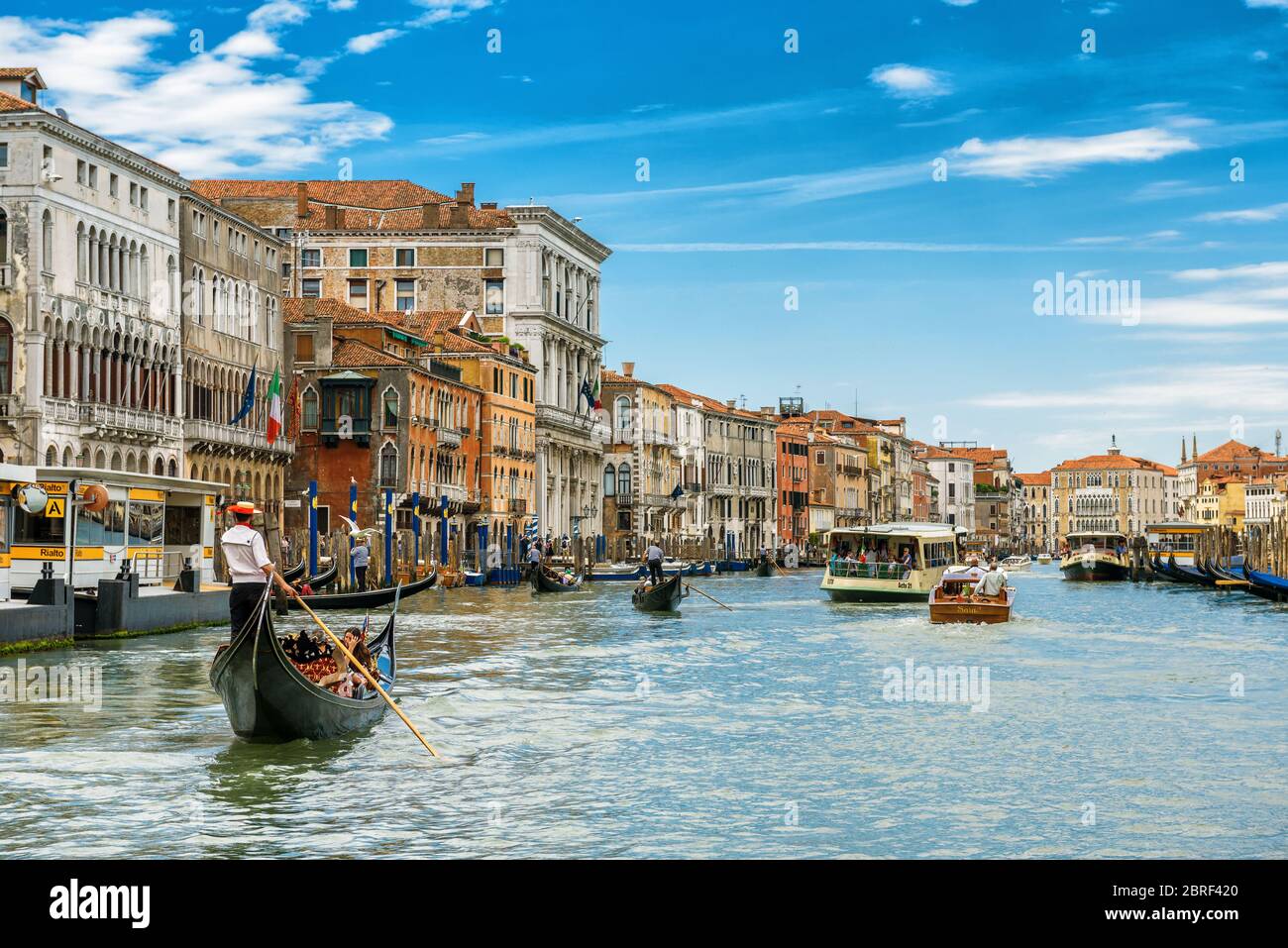 Venise, Italie - 21 mai 2017 : des gondoles avec des touristes naviguent le long du Grand Canal. La télécabine est le transport touristique le plus attrayant de Venise. Banque D'Images