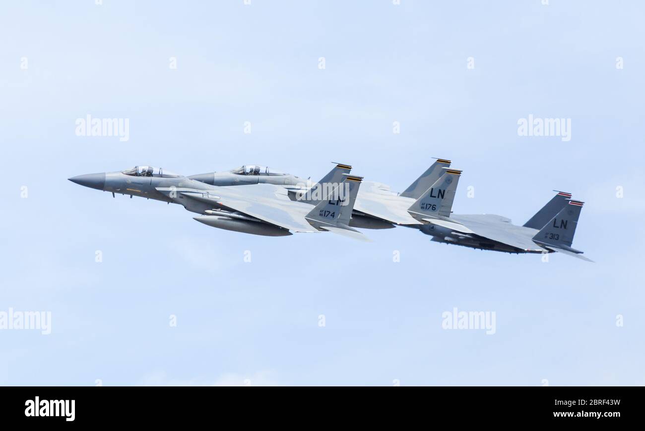 Deux F-15C Eagles avec un F-15E Strike Eagle survolant la piste à Fairdford, dans le Gloucestershire, en juillet 2017. Banque D'Images