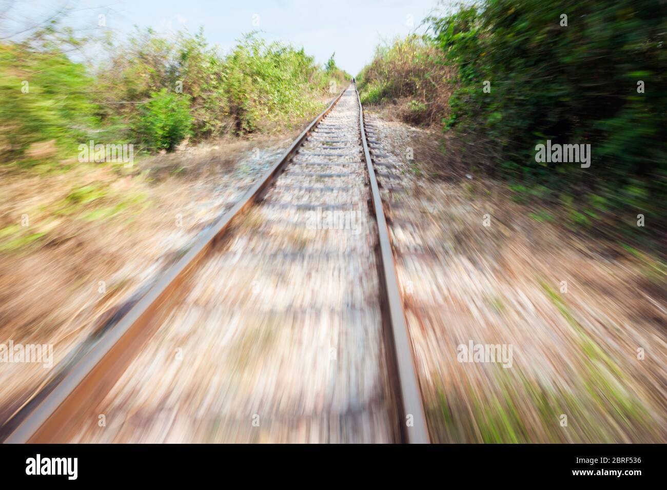 En descendant les pistes de train Bamboo à Battambang, Cambodge, Asie du Sud-est Banque D'Images