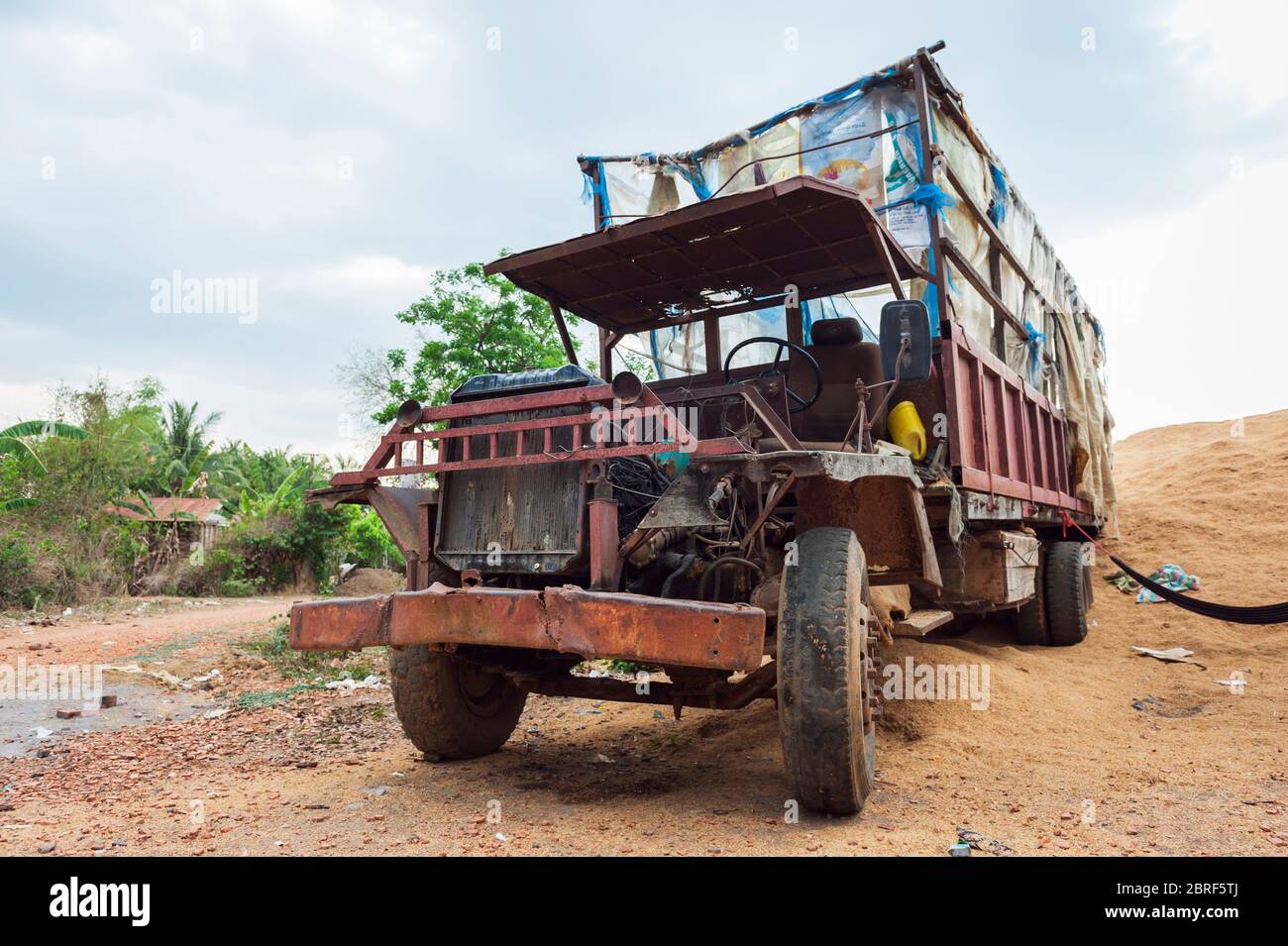 Vieux camion stationné dans un village. Battambang, Cambodge, Asie du Sud-est Banque D'Images