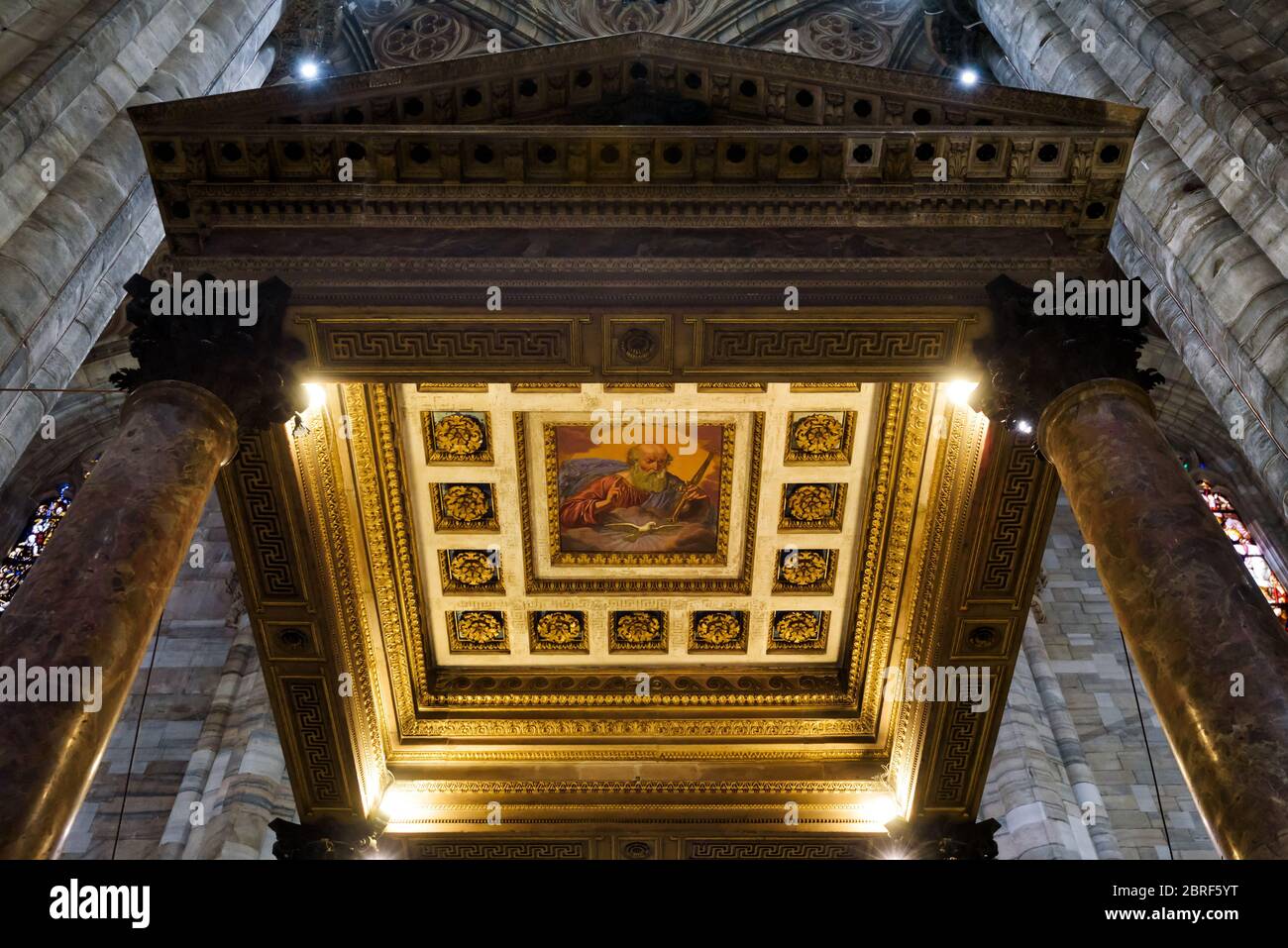 Milan, Italie - 16 mai 2017 : intérieur de la cathédrale de Milan (Duomo di Milano). Détail du Baptistère. Le Duomo de Milan est la plus grande église en Italie et t Banque D'Images