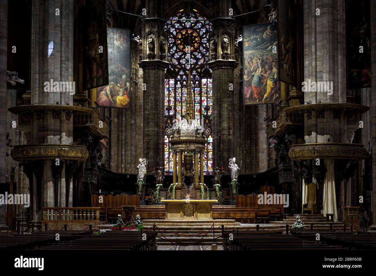 Milan, Italie - 16 mai 2017 : autel de la cathédrale de Milan (Duomo di Milano). Le Duomo de Milan est la plus grande église d'Italie et la cinquième plus grande dans le W Banque D'Images