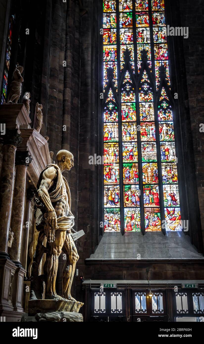 Milan, Italie - 16 mai 2017 : la statue de Saint Bartholomée s'est jouée dans la cathédrale de Milan (Duomo di Milano). La cathédrale de Milan est la plus grande église de Banque D'Images