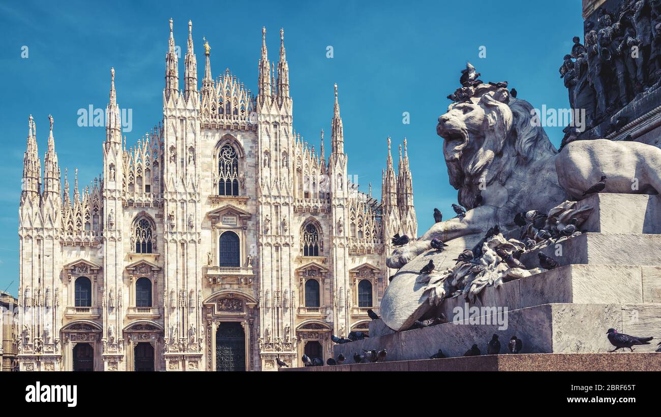 Sculpture d'un lion et cathédrale de Milan sur la Piazza del Duomo à Milan, Italie. La cathédrale de Milan (Duomo di Milano) en arrière-plan. Banque D'Images