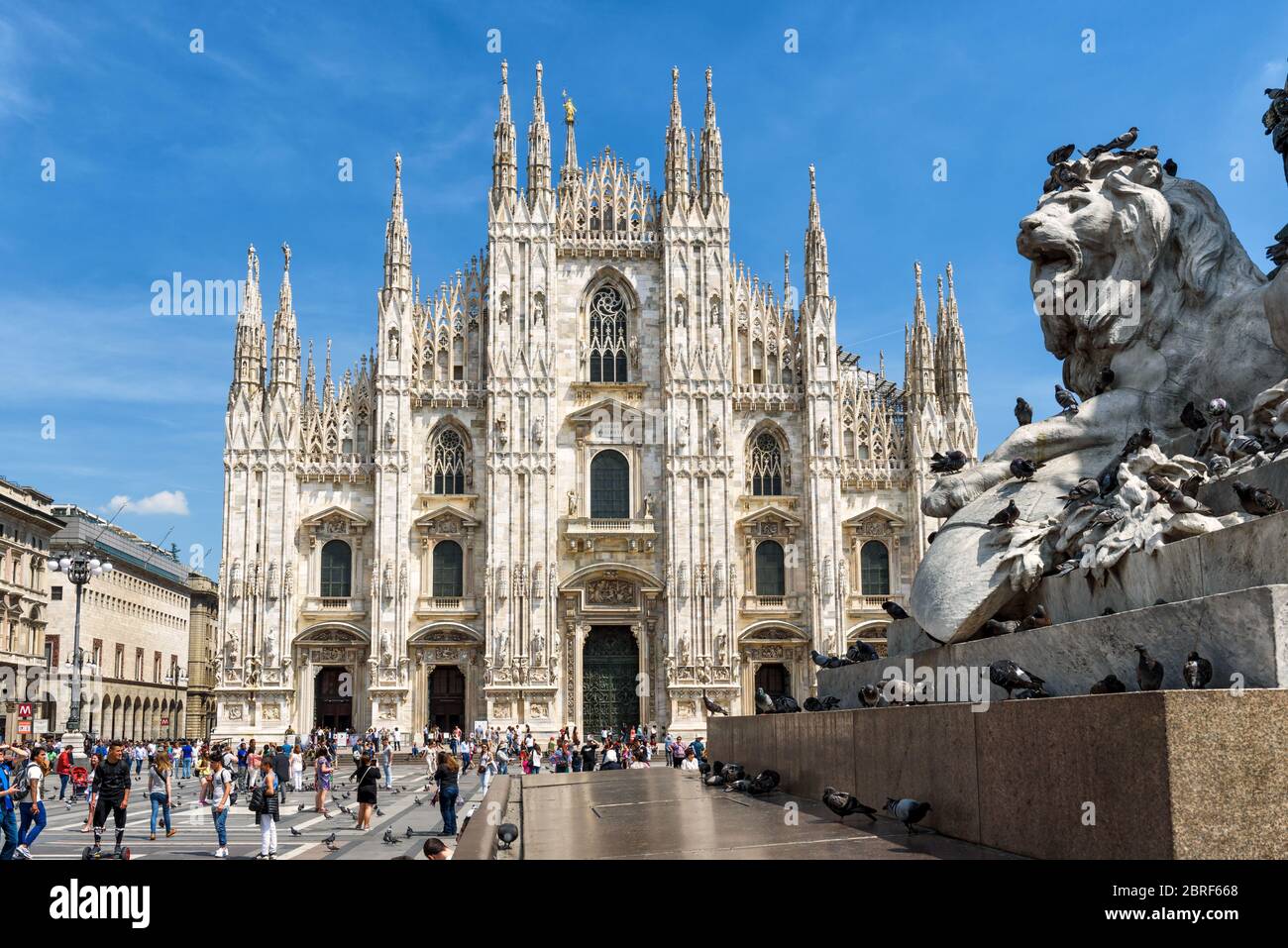 MILAN, ITALIE - 16 MAI 2017 : les touristes visitent la cathédrale de Milan (Duomo di Milano) sur la Piazza del Duomo. Le Duomo de Milan est la plus grande église d'Italie. Banque D'Images
