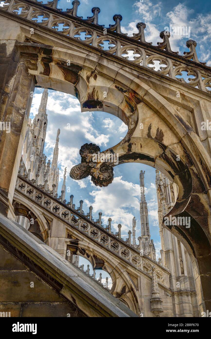 Le toit de la cathédrale de Milan (Duomo di Milano) à Milan, Italie. Le Duomo de Milan est la plus grande église d'Italie et la cinquième plus grande au monde. Banque D'Images